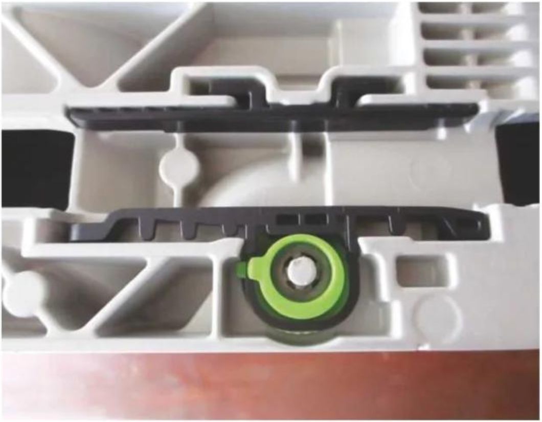 Adjustable jaws of festool tsv 60 kebq-plus prevent sloppy track movement